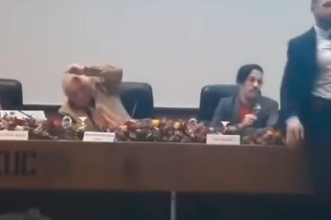 Manifestante tenta atingir Jean Wyllys com ovo durante evento em Portugal