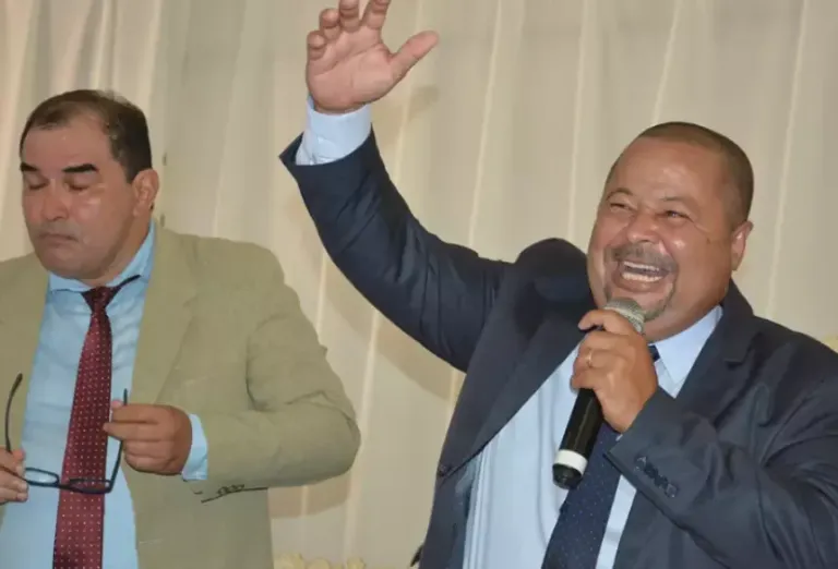 Vereador troca de lado, elege adversários e precisa ser escoltado no interior