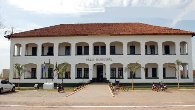 Para ‘combater sono e fome’, prefeito muda expediente em prefeitura