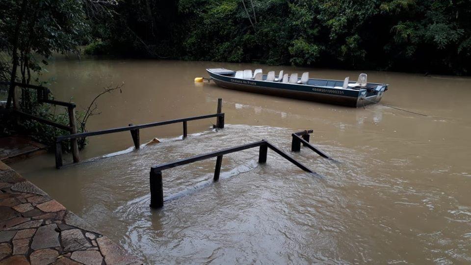 Chuva intensa na região deixa águas do Rio da Prata turvas