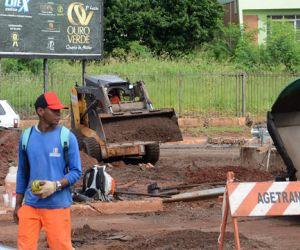 Quatro dias após chuva, equipe faz recapeamento em rotatória