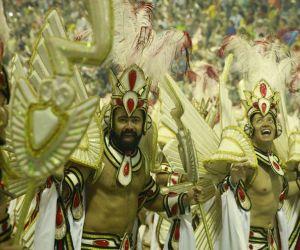 Rio: temporal atrasa desfile e desafia o Grupo Especial