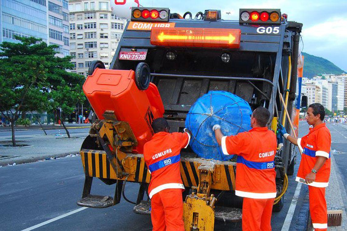 Prefeitura recolhe quase 300t de lixo após desfile