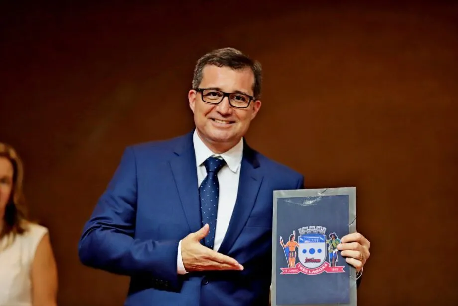 Para equilibrar as contas, prefeito de Três Lagoas exonera 1,8 mil comissionados