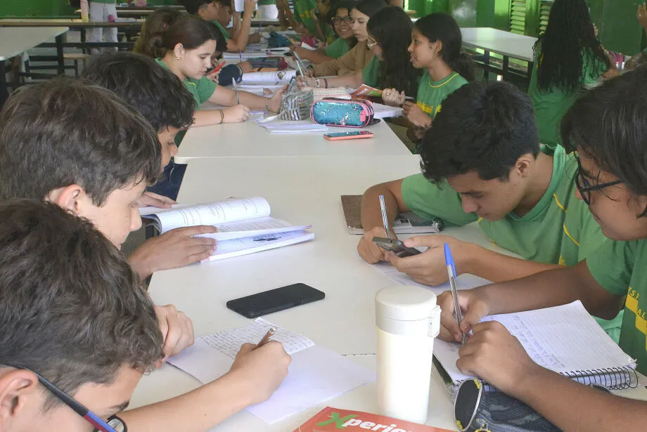 Uso de celular está proibido nas escolas em 2025? Entenda