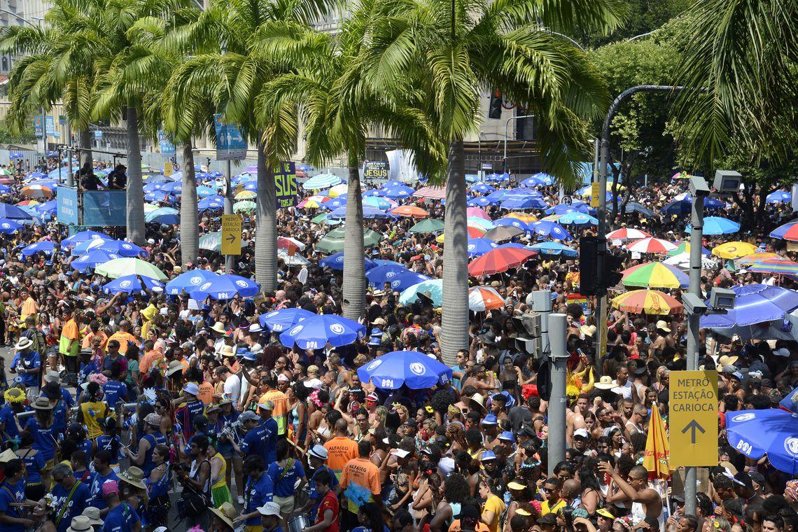 Monobloco arrasta multidão de foliões no Rio