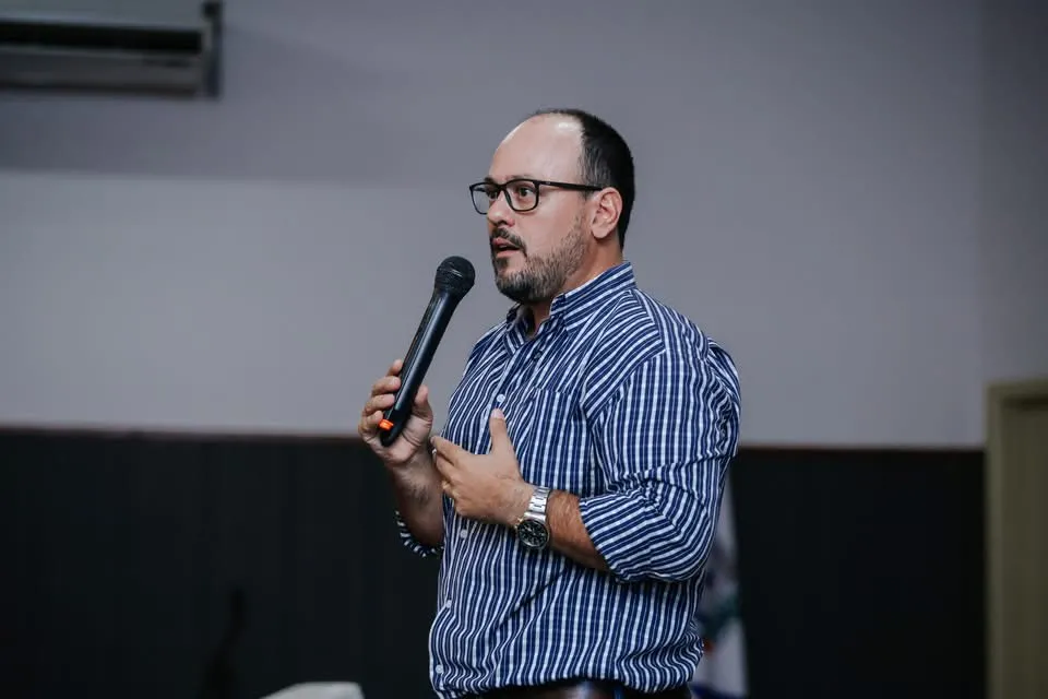 Secretário ministra palestra visando aprimoramento de servidores municipais de Jardim na gestão pública