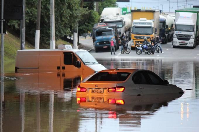 Chega a 11 número de mortos em temporal em São Paulo