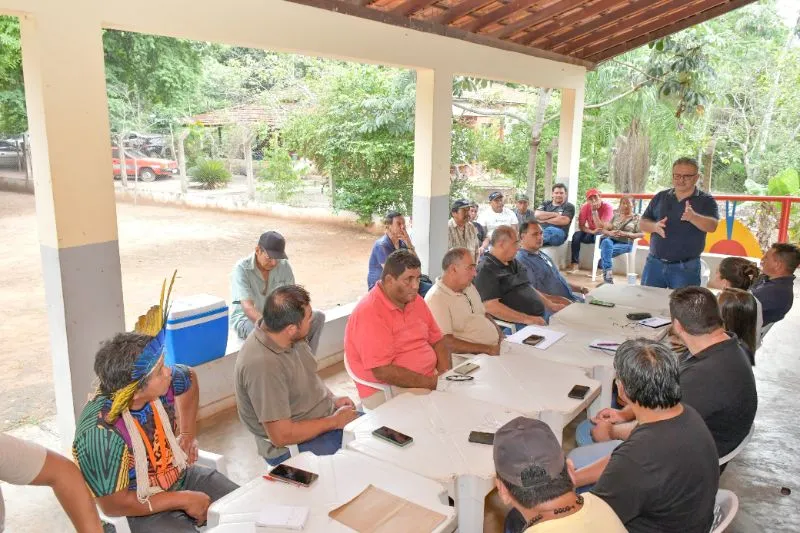Prefeito Mauro realiza reunião de trabalho com caciques e lideranças da T.I Taunay-Ipegue