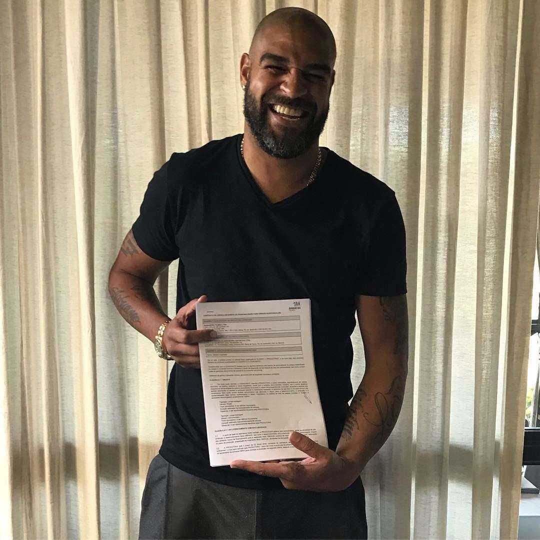 Ex-jogador Adriano fecha contrato para filme e documentário sobre sua vida