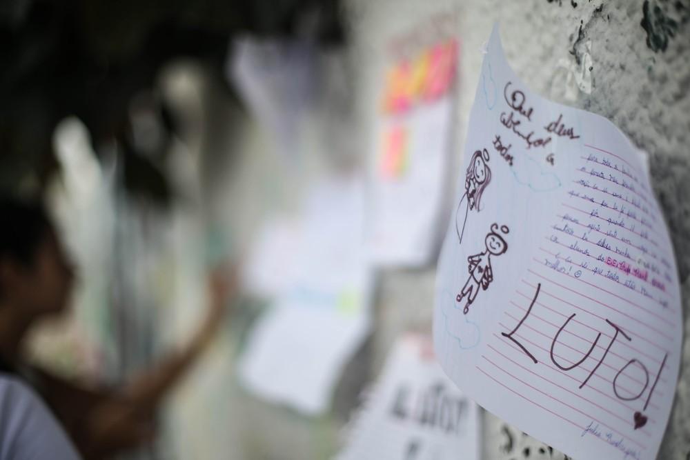 Alunos e professores fazem homenagem as vítimas em SP