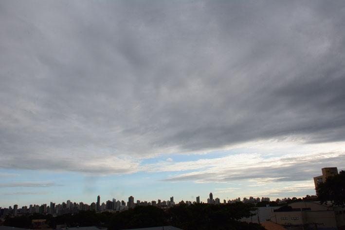 Semana começa com previsão de chuva e trovoadas isoladas