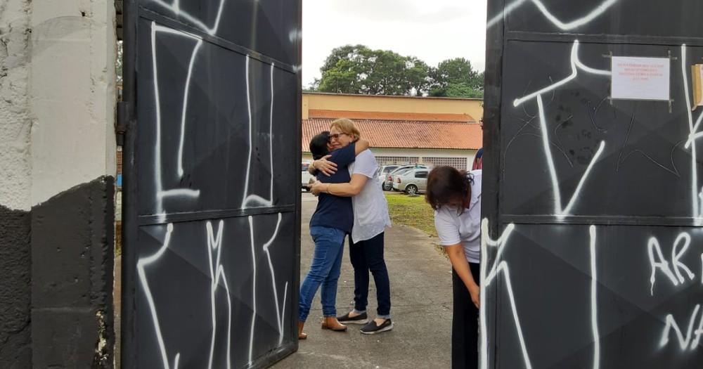 Professores e funcionários voltam a escola em SP