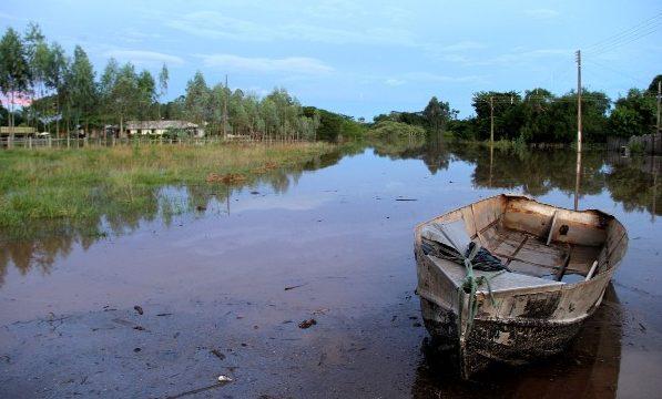 Rio Apa continua subindo e deixa ribeirinhos ilhados e moradores são levados para abrigos