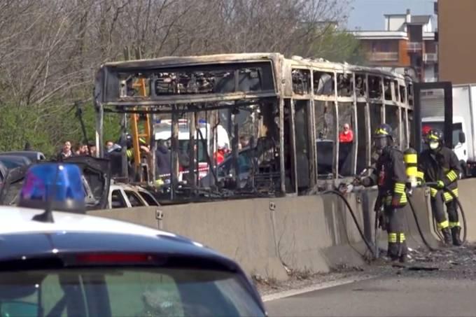 Itália: motorista ateia fogo em ônibus com 51 crianças; todas se salvam