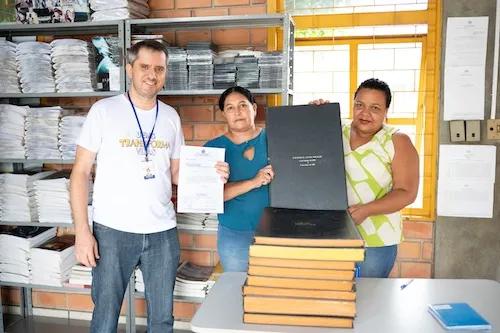 Biblioteca Municipal doa acervo histórico de jornais para grupo de pesquisas da UEMS Jardim