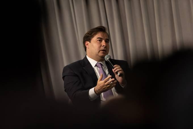 Maia ameaça deixar articulação política da reforma