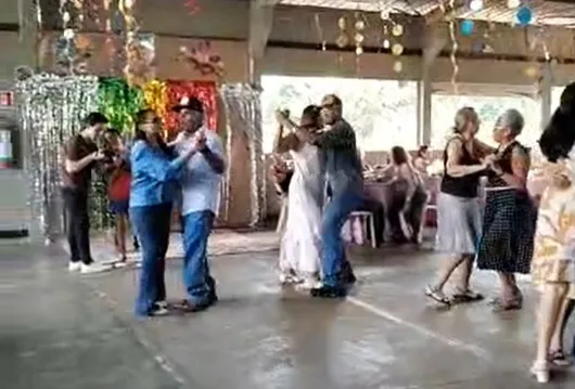 Baile de boas-vindas do Projeto Conviver 60+ reúne mais de 150 participantes em noite de pré-Carnaval