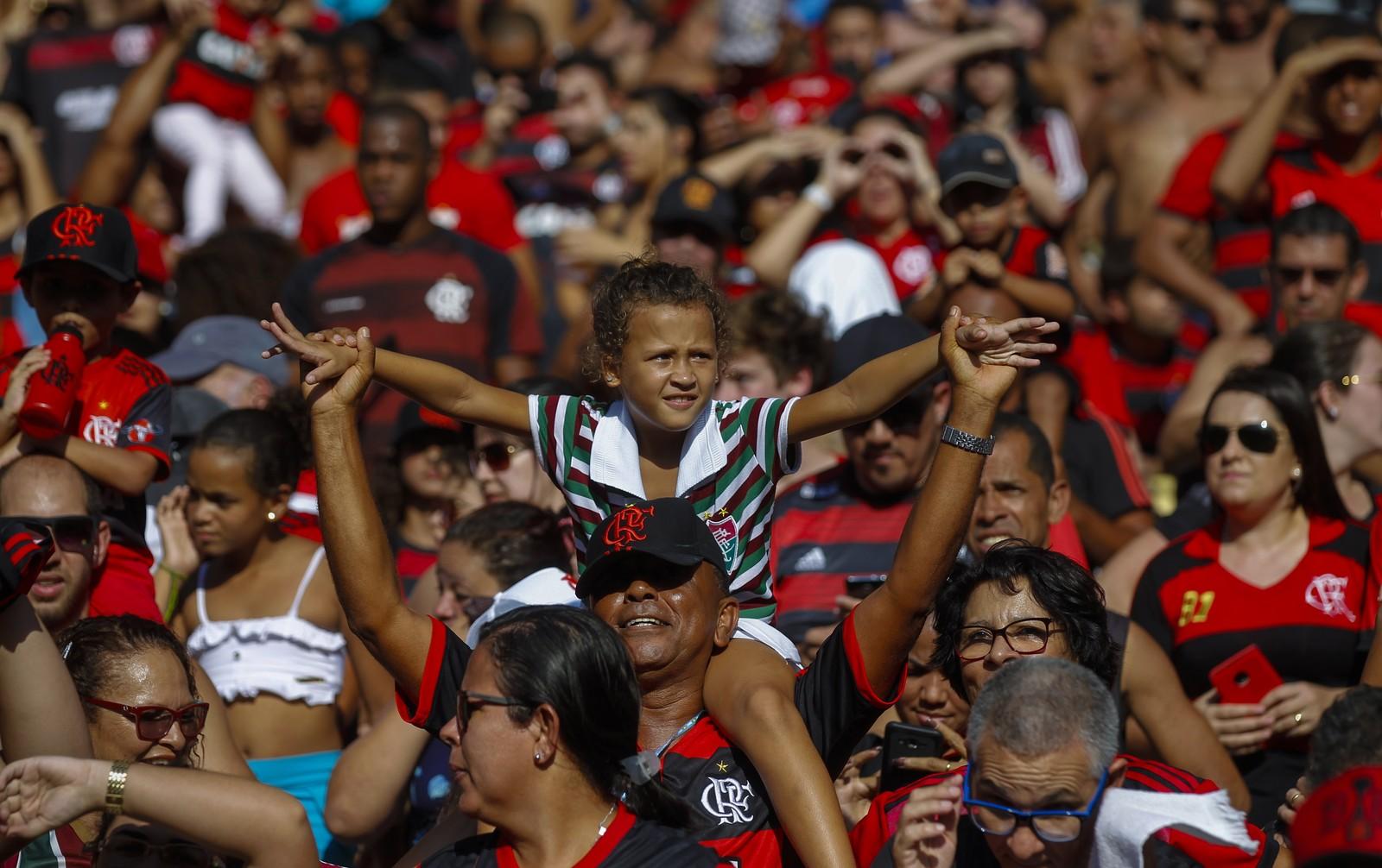 Fluminense levará ao Fla-Flu de quarta torcedora que viralizou no ombro do avô rubro-negro