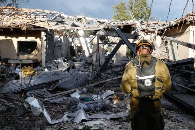 Foguete disparado de Gaza atinge casa em Tel Aviv e deixa sete feridos