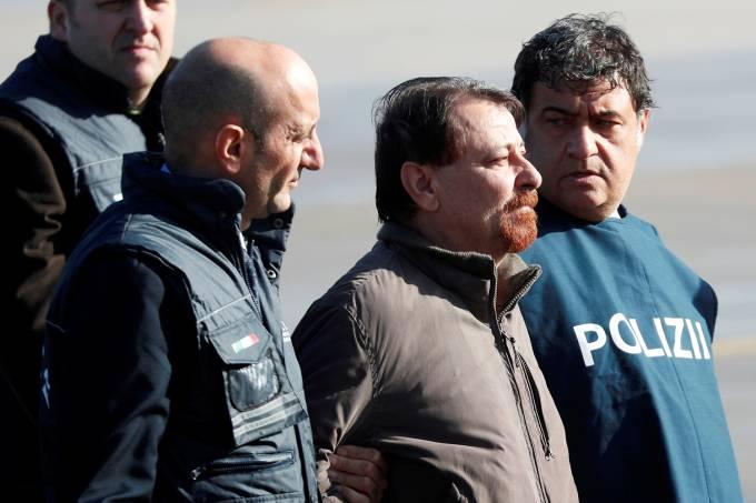 Após 40 anos, Battisti admite envolvimento em assassinatos