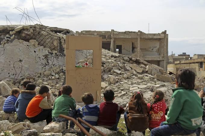 Hospitais e escolas foram atacados por forças de Assad, denuncia AI
