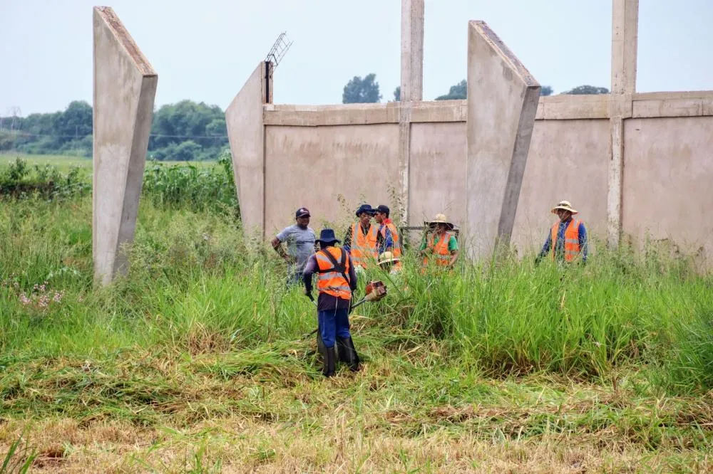 Prefeitura de Jardim realiza roçada no IFMS para manter espaços públicos atraentes e saudáveis
