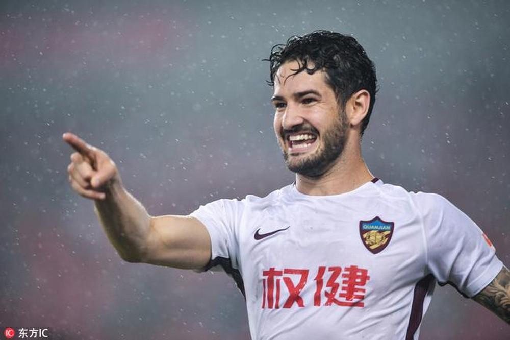 Ligação para Felipão e pedido por camisa 21: por que o Palmeiras se surpreendeu com Pato