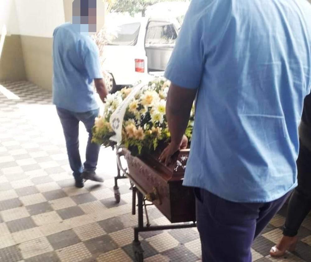 Erro de funerária faz família velar corpo errado
