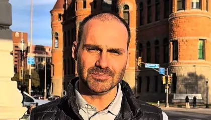 Eduardo Bolsonaro anuncia licença temporária de mandato sem remuneração