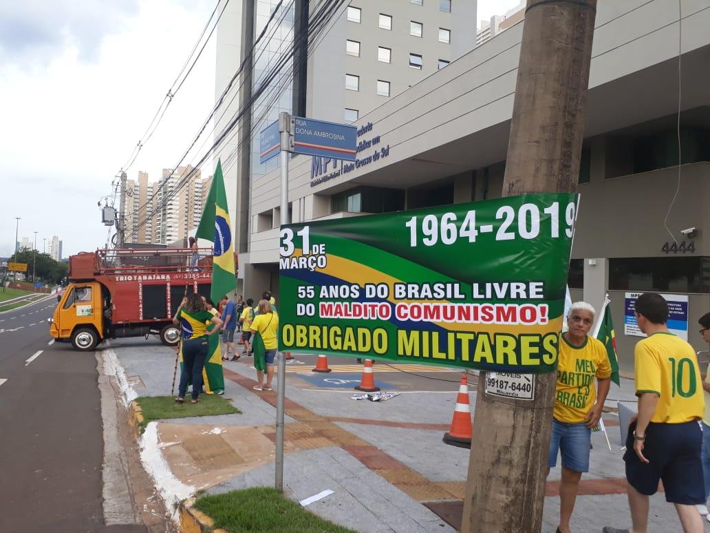 Festejo pelo regime militar reúne cerca de 30 pessoas na Afonso Pena