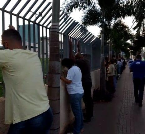 Moradores se reúnem para orar por pacientes e profissionais da saúde da Santa Casa
