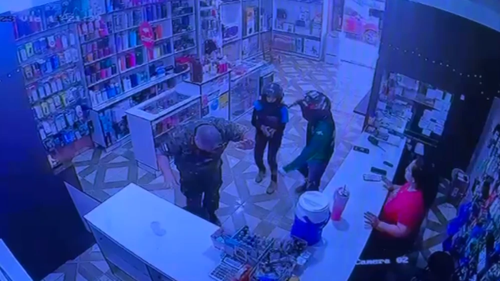 Casal invade loja de celulares no Paraguai e mantém comissário da polícia sob a mira de uma arma