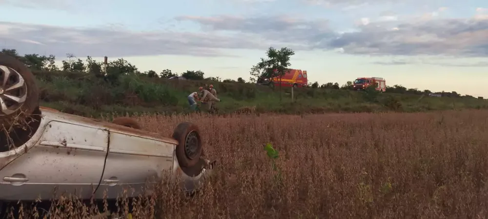 Após sair de festa em Chapadão do Sul, condutor capota veículo na estrada 