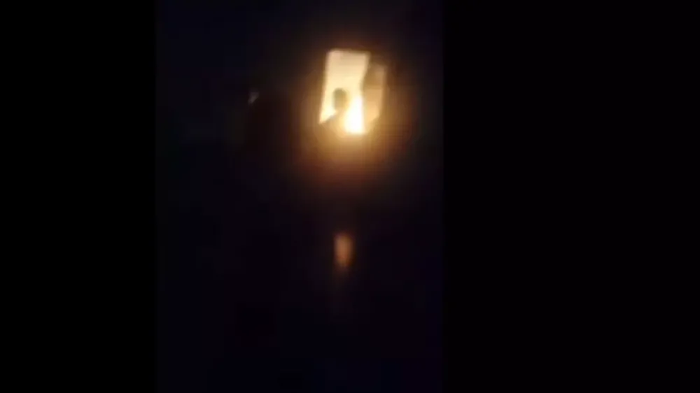VÍDEO: Revoltados, moradores incendeiam casa de idoso que estuprou crianças em troca de R$ 100