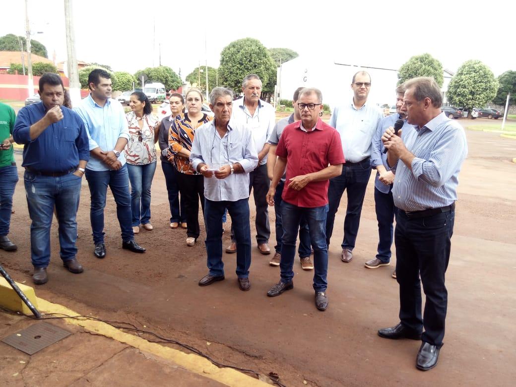 Prefeito entrega mais dois caminhões caçamba em Maracaju