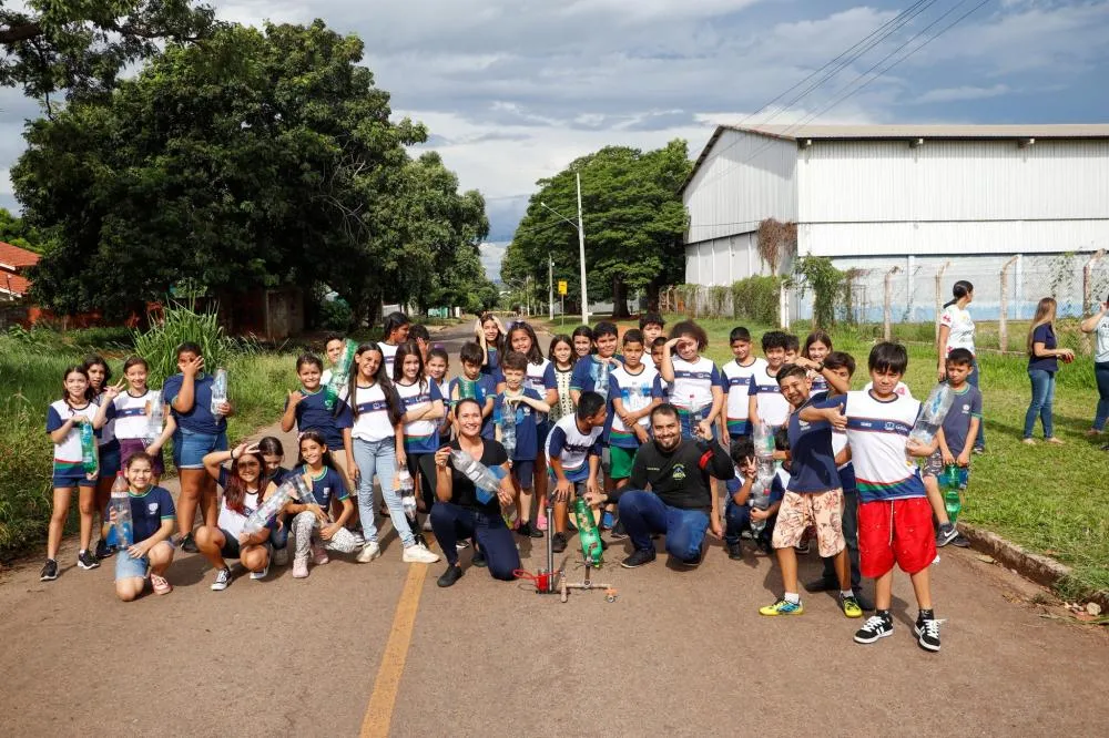 Alunos do 5º Ano da Escola Municipal Castelo Branco vivenciam aula de ciências com lançamento de foguetes feitos de garrafas PET 