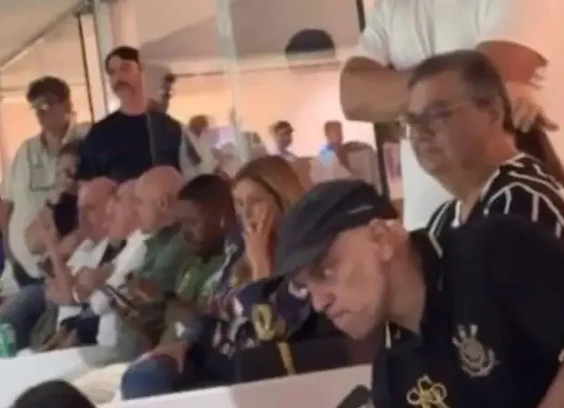 Advogado denuncia Alexandre de Moraes por usar avião da FAB para ver jogo do Corinthians