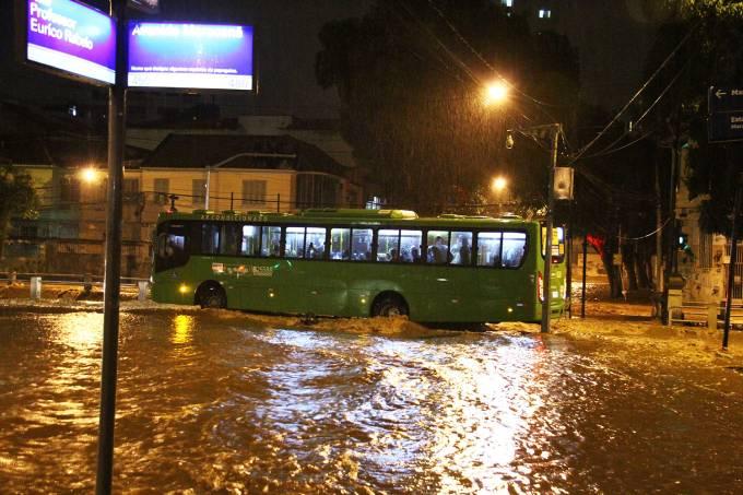 Temporal deixa três mortos no Rio; ciclovia volta a ceder