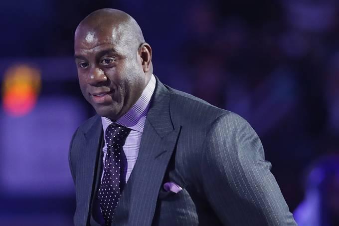 Magic Johnson renuncia à presidência dos Lakers