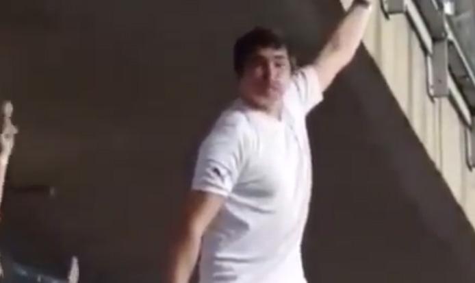 Vocalista do Skank, Samuel Rosa se empolga com goleada do Cruzeiro e sobe em guarda-corpo do Mineirão