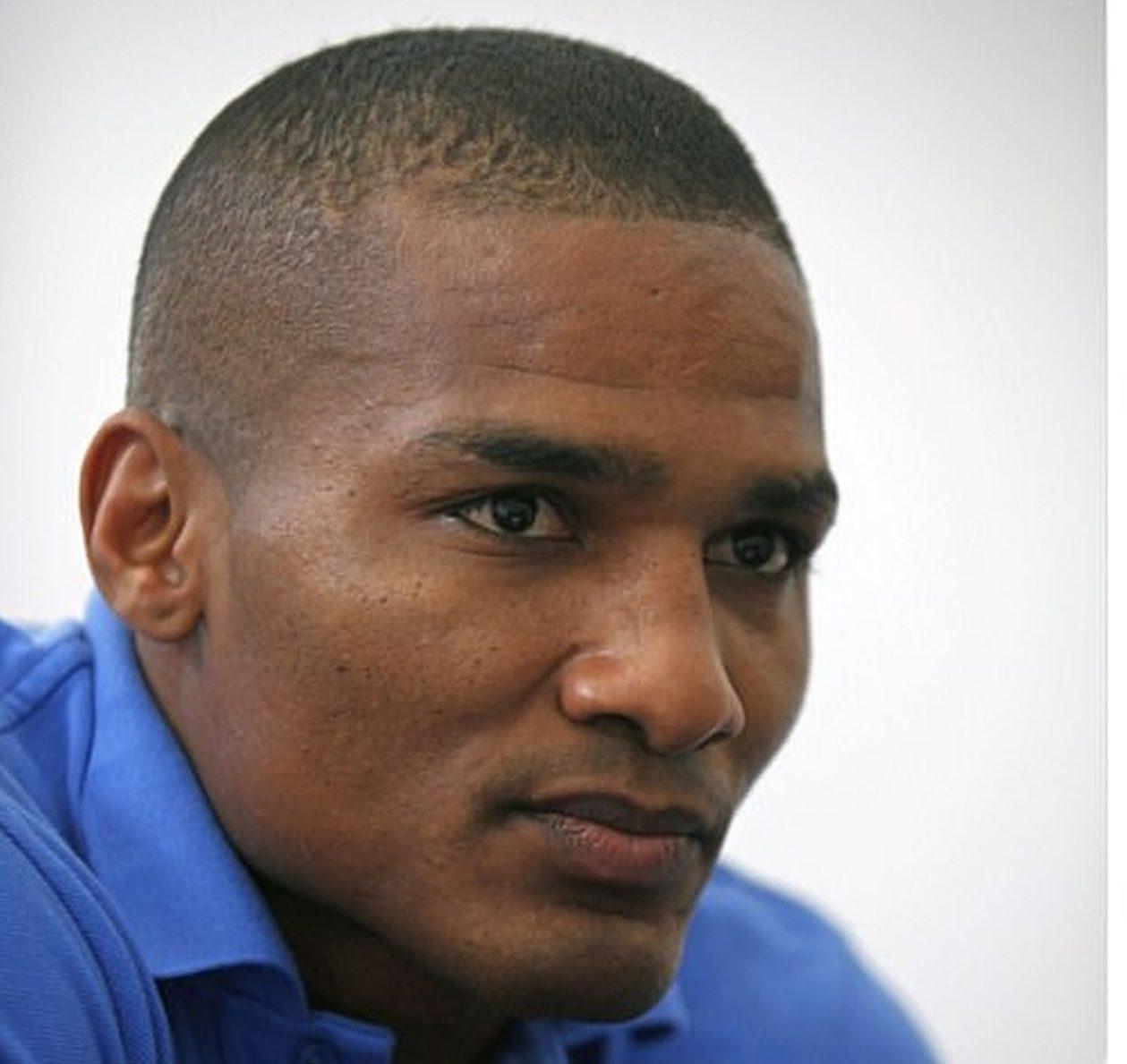 Ex-Chelsea, Malouda descobre por rede social que foi demitido de clube suíço e se revolta