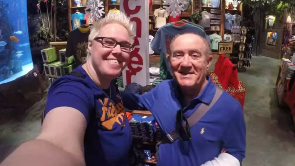 Filha lésbica de Renato Aragão trabalha como Uber e é ignorada pela família