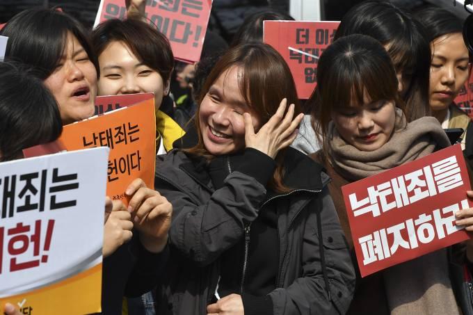 Coreia do Sul retira proibição ao aborto