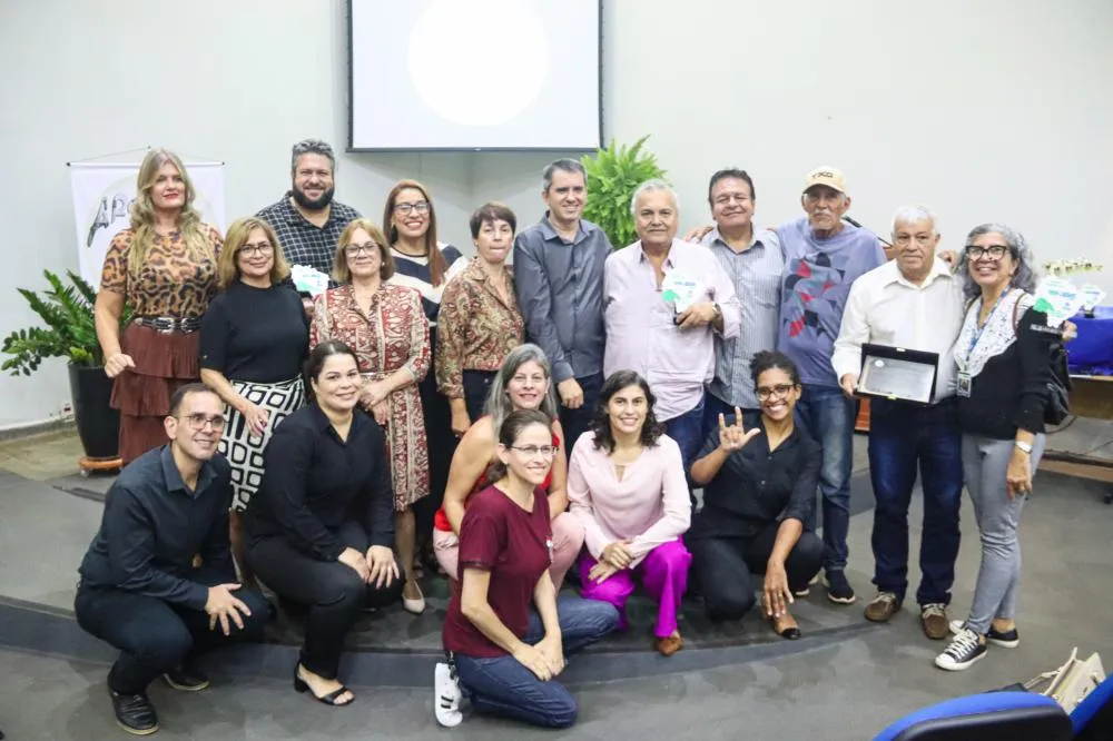 UEMS lança Projeto Arquivo Vivo e homenageia pioneiros da imprensa regional em cerimônia emocionante