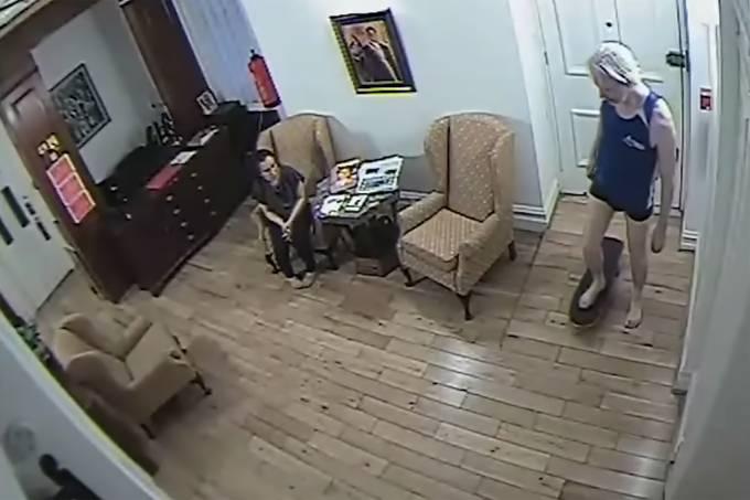 Assange andava de skate, jogava bola e dava festas em embaixada