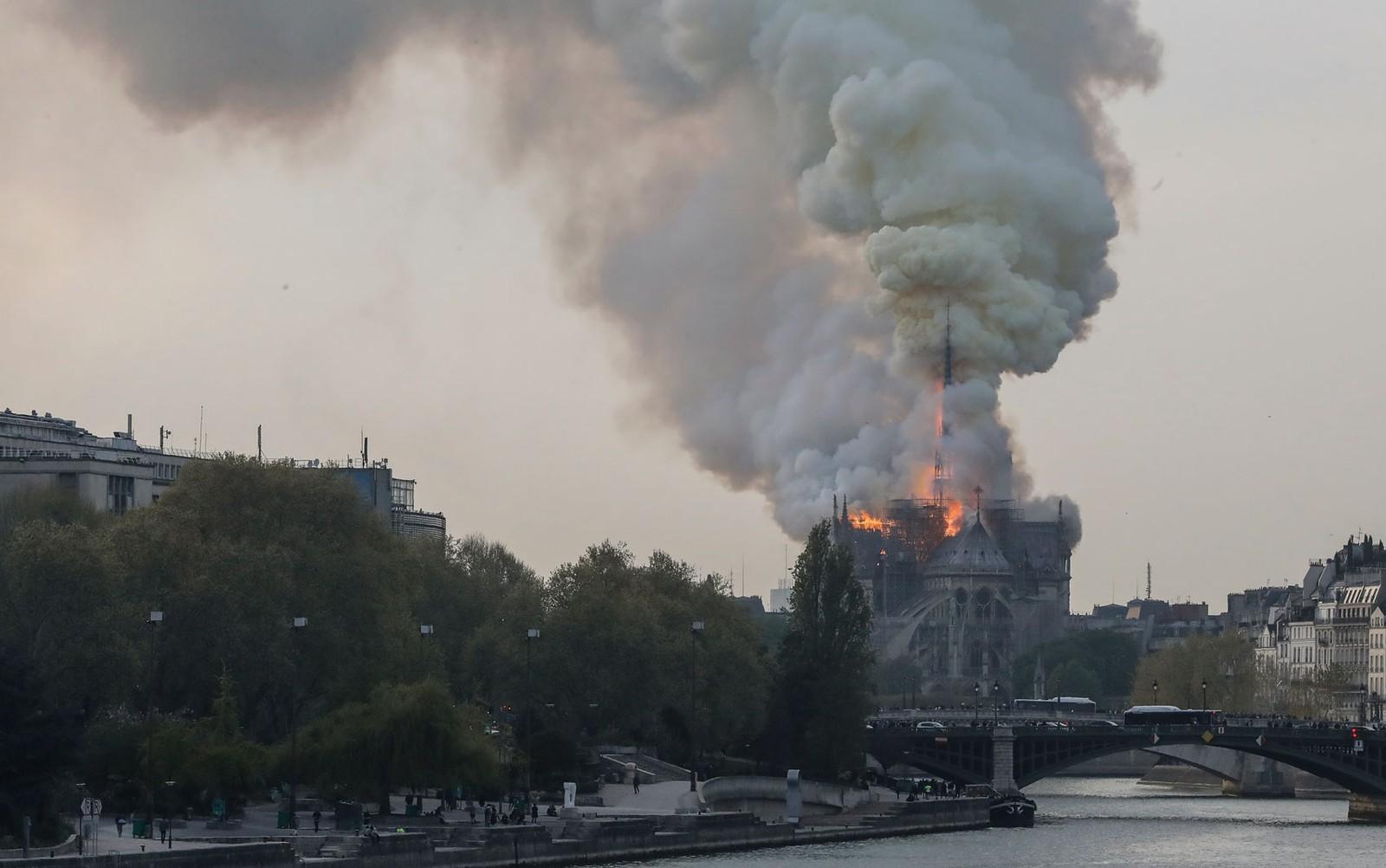 Incêndio atinge a catedral de Notre-Dame