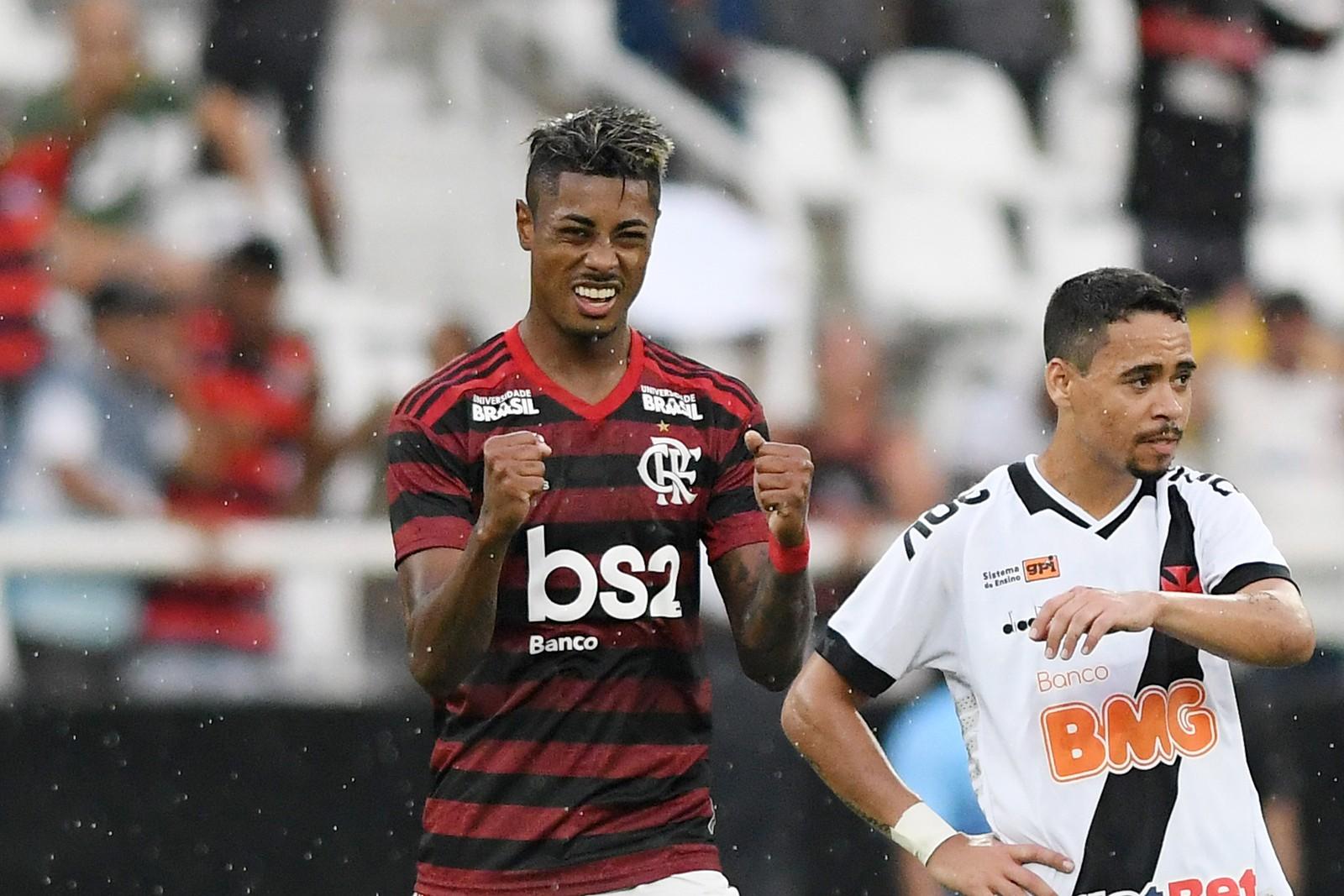 Com doses duplas e estrela em clássicos, Bruno Henrique assume artilharia do Carioca