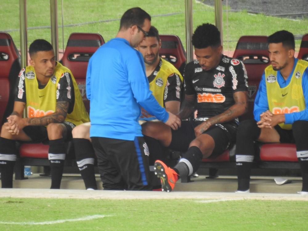 Júnior Urso faz exames e desfalca o Corinthians na viagem para Chapecó