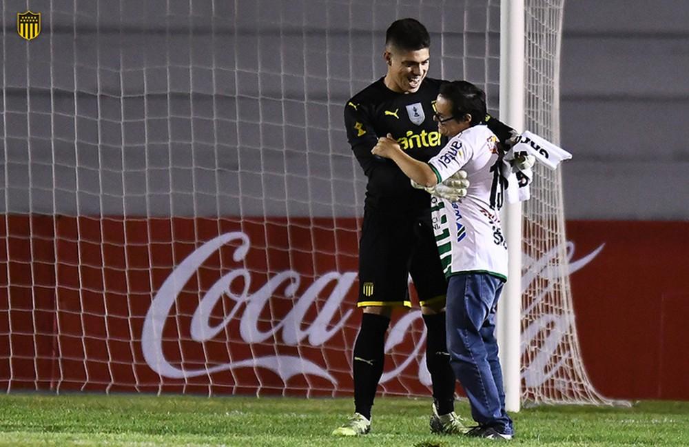 Goleiro do Peñarol realiza sonho de torcedor com síndrome de Down e leva gol de pênalti